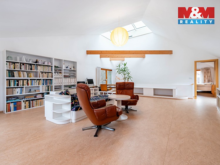 Prodej rodinného domu 230 m², pozemek 1 453 m² - foto 4