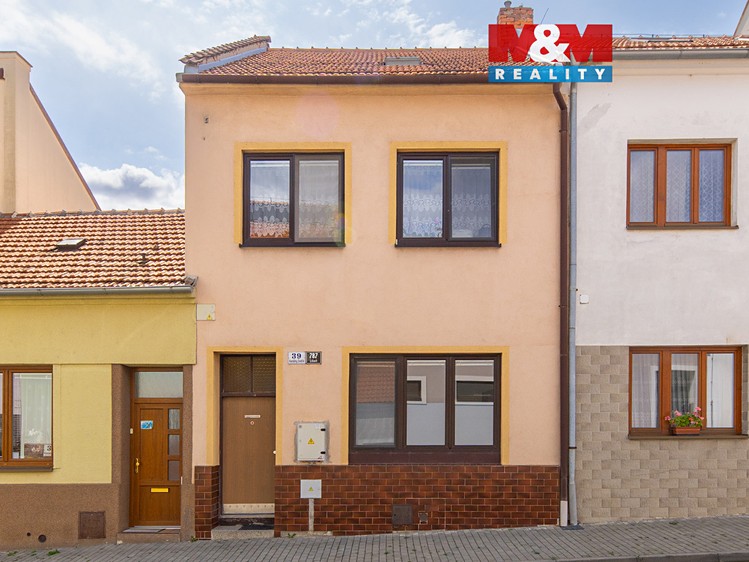 Prodej rodinného domu 290 m², pozemek 248 m² - foto 1