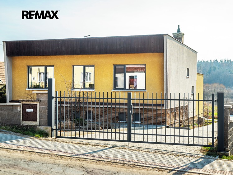 Prodej rodinného domu 200 m², pozemek 802 m² - foto 1