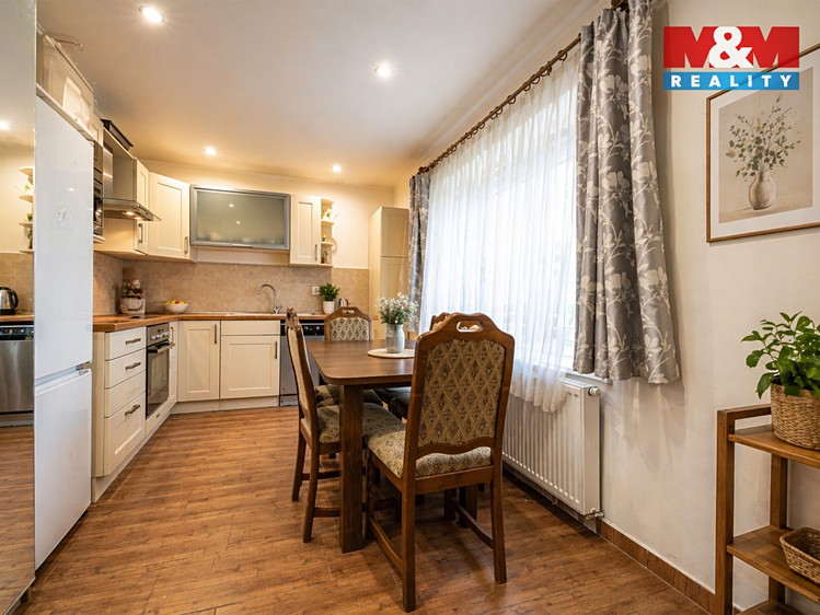 Prodej rodinného domu 105 m², pozemek 1 008 m² - foto 2
