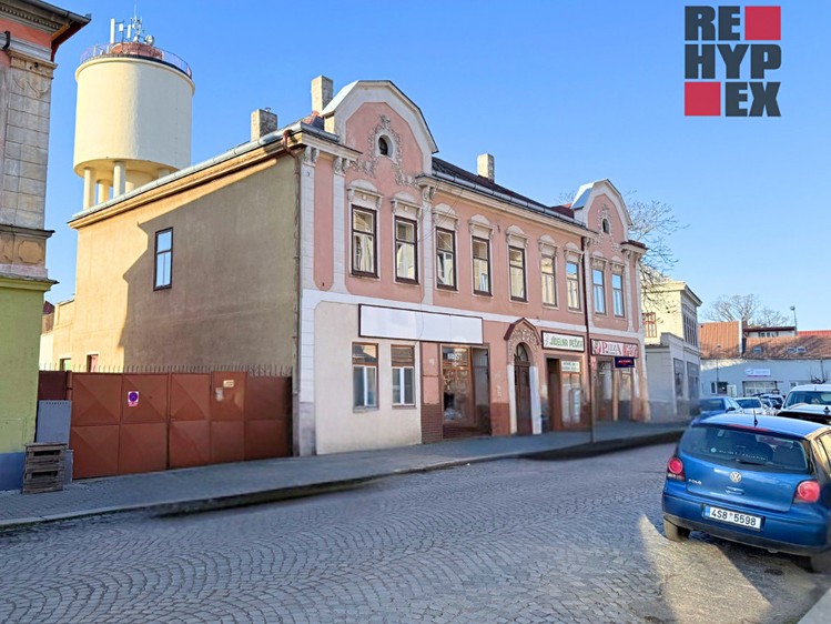 Prodej vícegeneračního domu 980 m², pozemek 523 m² - foto 1