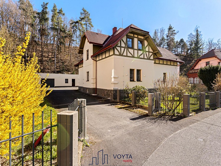 Prodej vily 341 m², pozemek 1 076 m² - foto 1