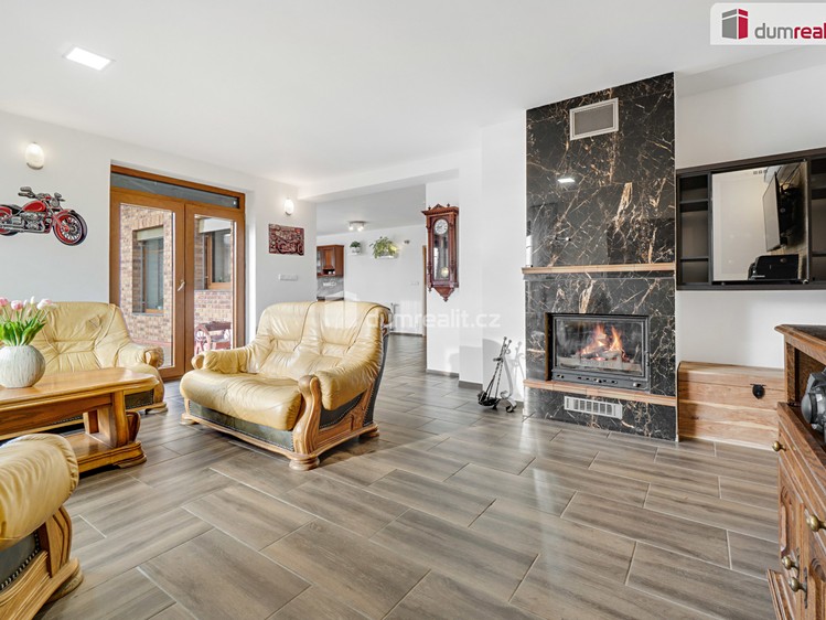 Prodej rodinného domu 215 m², pozemek 916 m² - foto 4