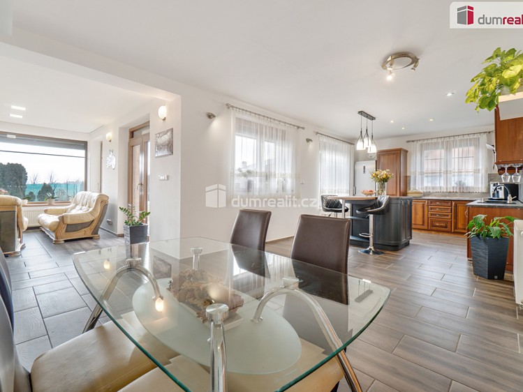 Prodej rodinného domu 215 m², pozemek 916 m² - foto 1