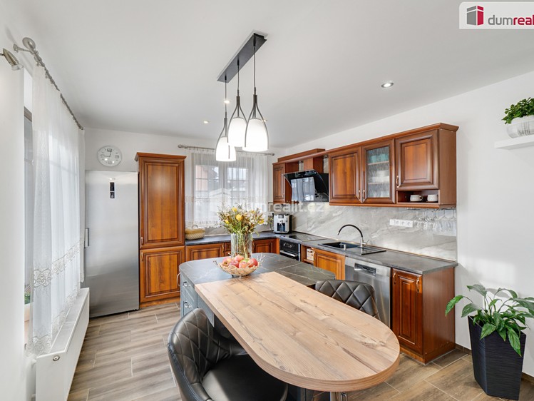 Prodej rodinného domu 215 m², pozemek 916 m² - foto 3