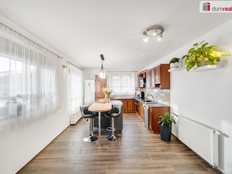 Prodej rodinného domu 215 m², pozemek 916 m² - foto 7
