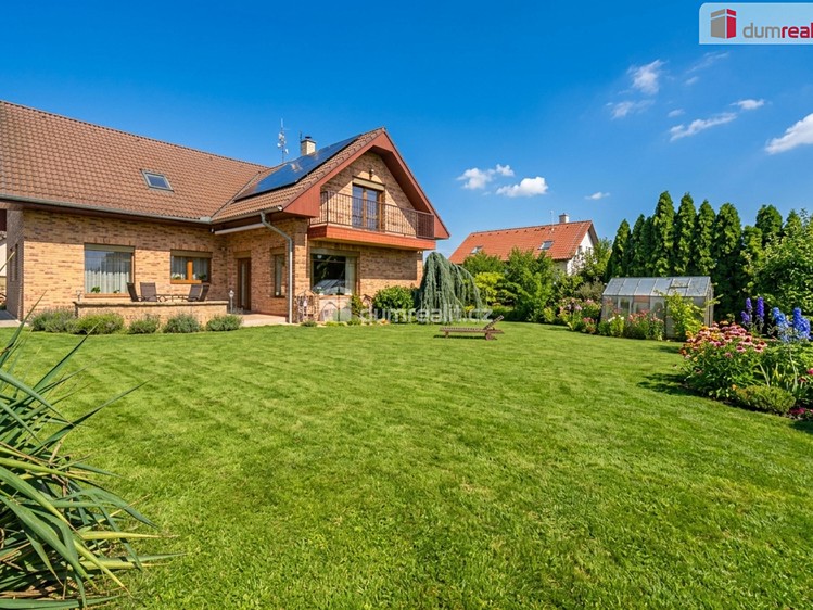 Prodej rodinného domu 215 m², pozemek 916 m² - foto 5