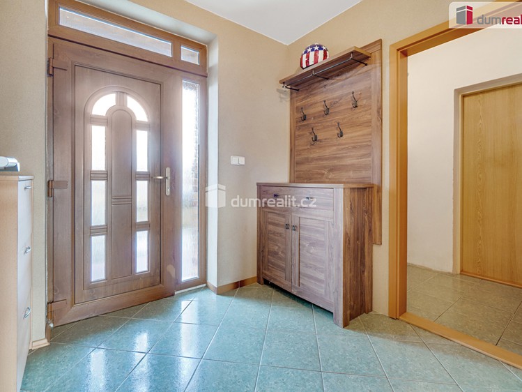 Prodej rodinného domu 215 m², pozemek 916 m² - foto 8