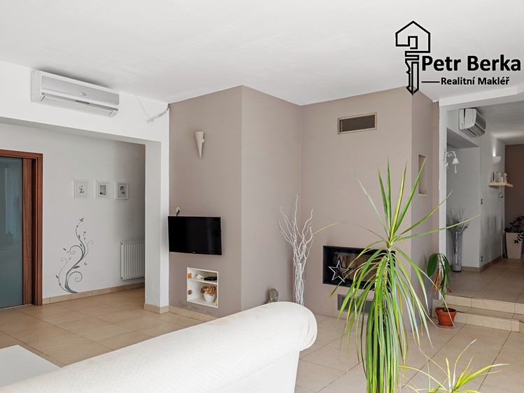 Prodej rodinného domu 308 m², pozemek 1 455 m² - foto 2