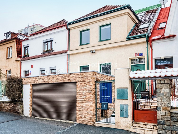 Prodej rodinného domu 200 m², pozemek 140 m² - foto 1