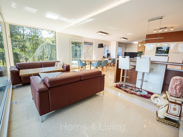 Prodej vícegeneračního domu 300 m², pozemek 2 878 m² - foto 2