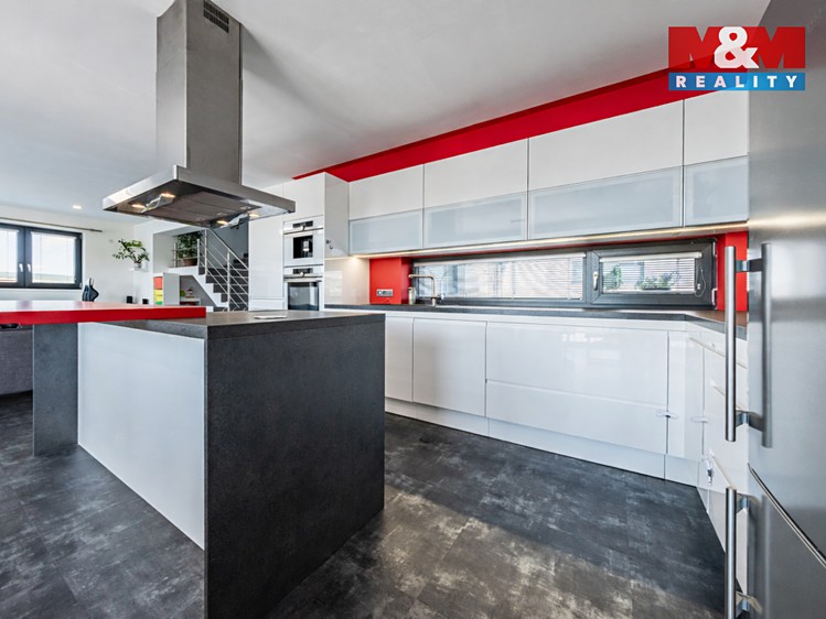 Prodej rodinného domu 386 m², pozemek 975 m² - foto 3