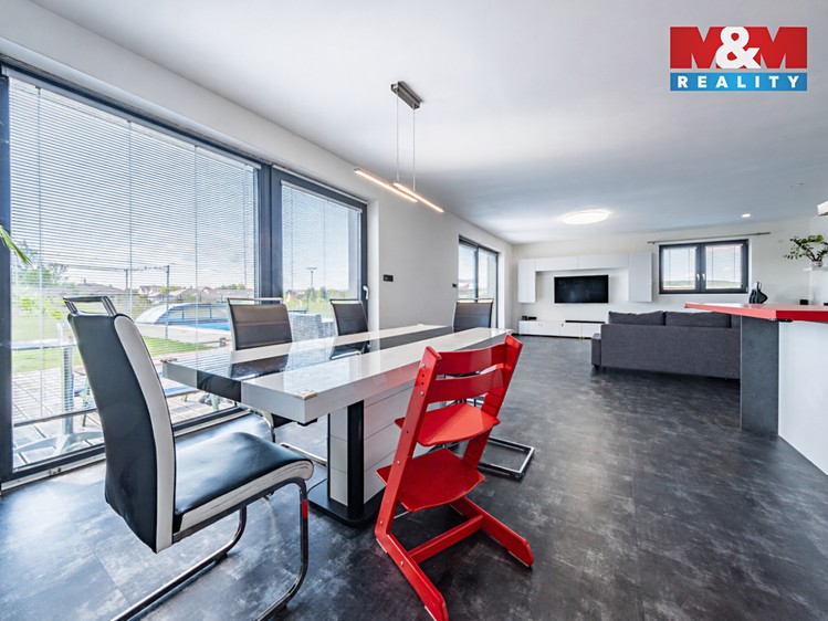Prodej rodinného domu 386 m², pozemek 975 m² - foto 4
