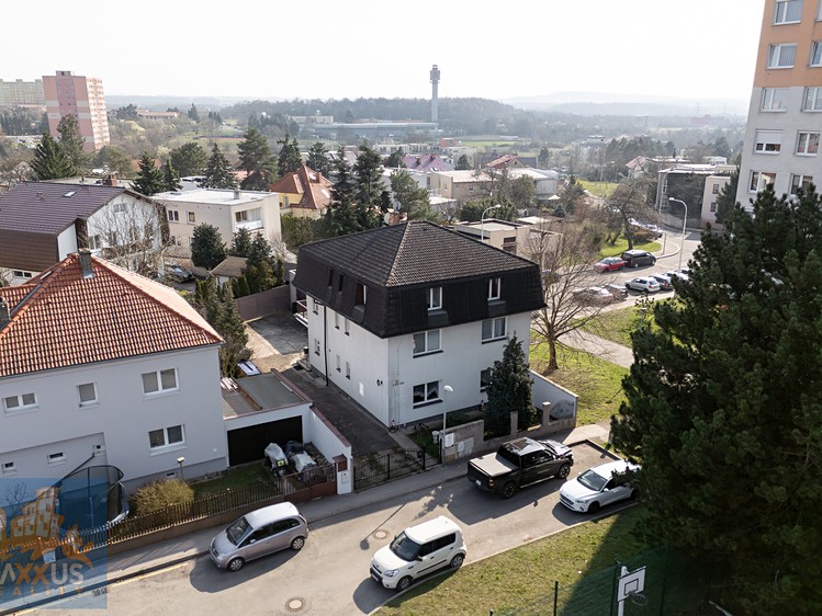 Prodej rodinného domu 360 m², pozemek 492 m² - foto 2