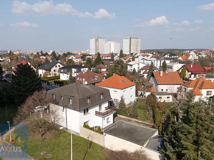 Prodej rodinného domu 360 m², pozemek 492 m² - foto 1