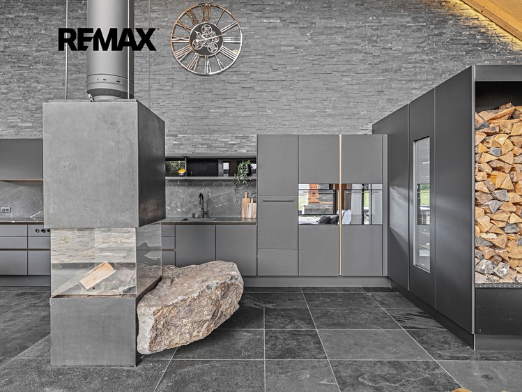 Prodej rodinného domu 486 m², pozemek 1 876 m² - foto 3