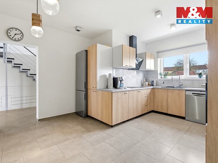 Prodej rodinného domu 243 m², pozemek 919 m² - foto 4