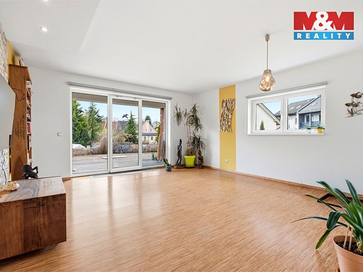 Prodej rodinného domu 243 m², pozemek 919 m² - foto 5
