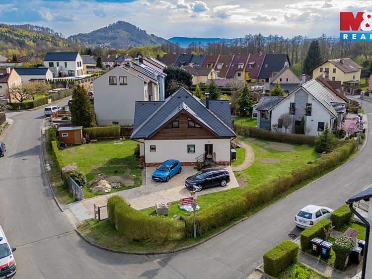 Prodej rodinného domu 243 m², pozemek 919 m² - foto 3