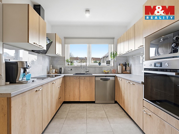 Prodej rodinného domu 243 m², pozemek 919 m² - foto 8