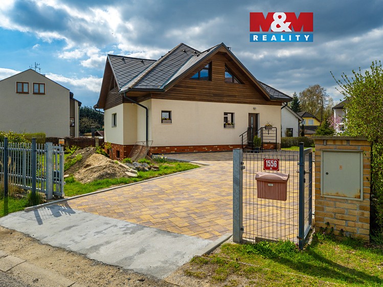 Prodej rodinného domu 243 m², pozemek 919 m² - foto 1