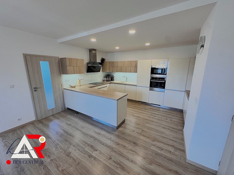 Prodej rodinného domu 451 m², pozemek 2 532 m² - foto 4