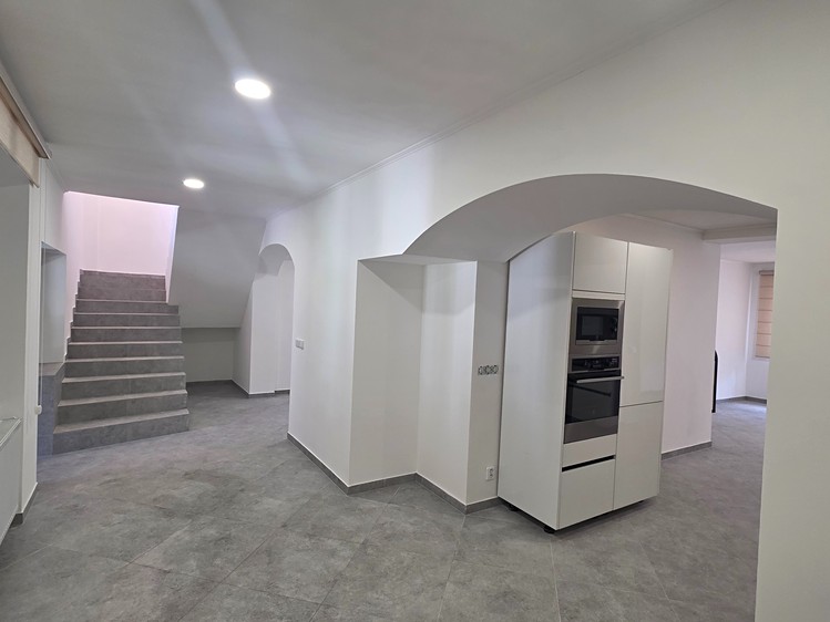 Prodej vícegeneračního domu 210 m², pozemek 298 m² - foto 1