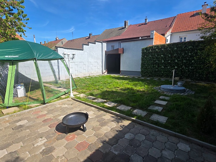 Prodej vícegeneračního domu 210 m², pozemek 298 m² - foto 2