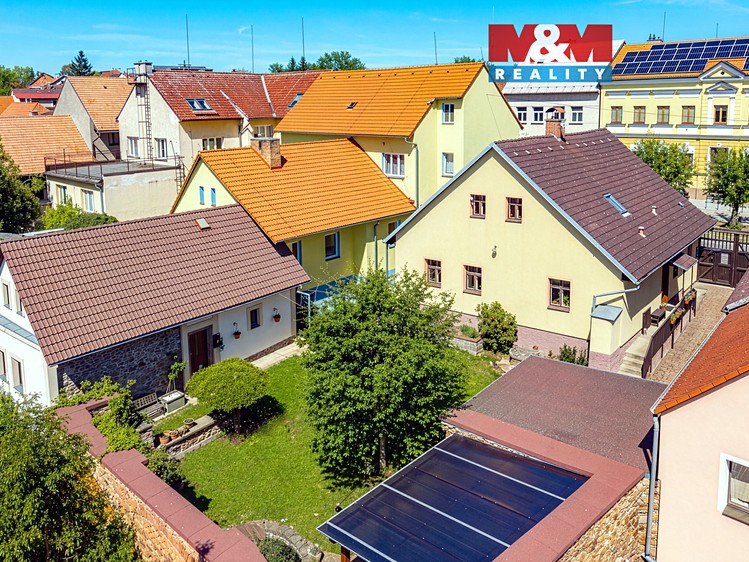 Prodej rodinného domu 213 m², pozemek 695 m² - foto 1