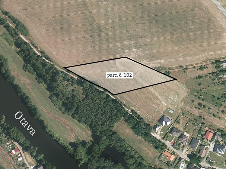 Prodej podílu 1/2 stavebního pozemku 4 417 m² - foto 1