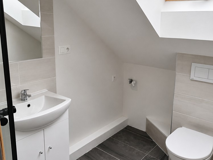 Pronájem bytu 1+kk 30 m² (Podkrovní) - foto 1