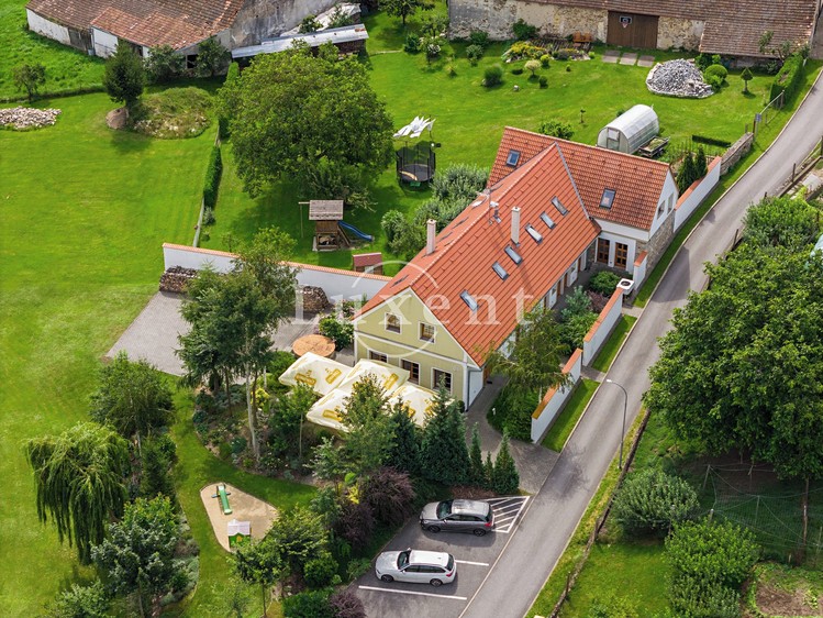 Prodej rodinného domu 580 m², pozemek 2 913 m² - foto 1