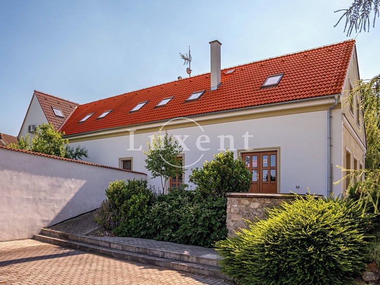 Prodej rodinného domu 580 m², pozemek 2 913 m² - foto 3