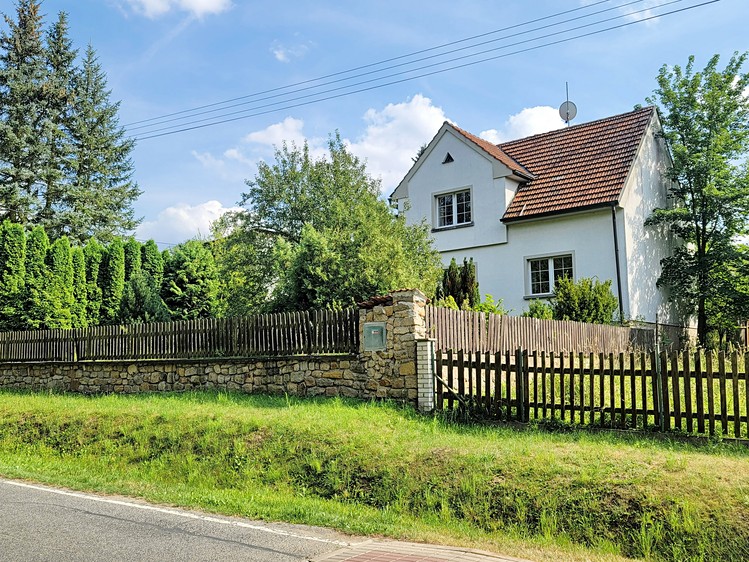 Prodej vícegeneračního domu 186 m², pozemek 2 048 m² - foto 1