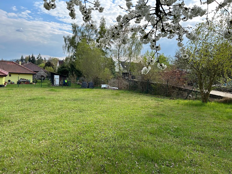 Prodej stavebního pozemku 996 m² - foto 1