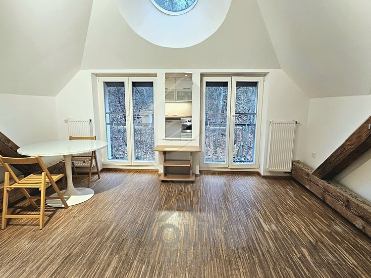 Prodej bytu 1+kk 36 m² (Podkrovní) - foto 3