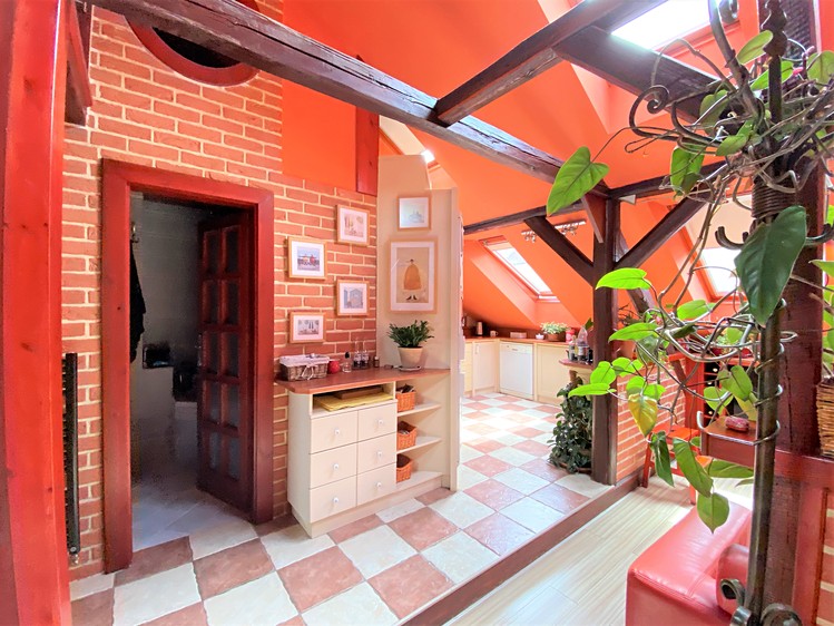 Pronájem bytu 2+kk 52 m² (Podkrovní) - foto 2