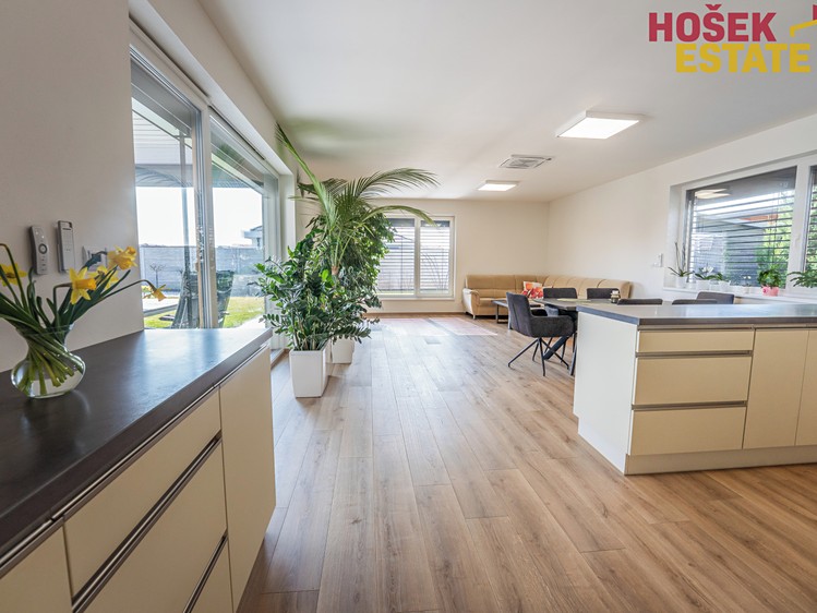 Prodej rodinného domu 160 m², pozemek 724 m² - foto 8