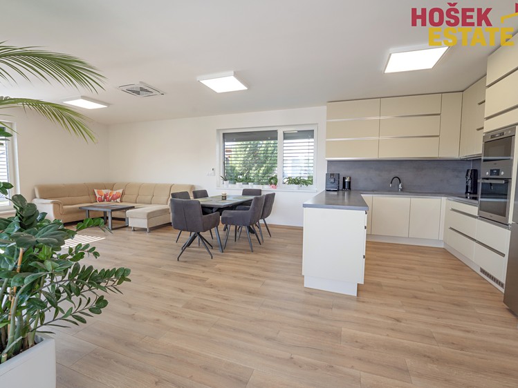 Prodej rodinného domu 160 m², pozemek 724 m² - foto 7