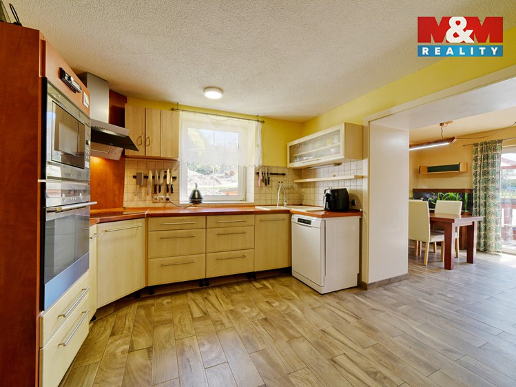 Prodej rodinného domu 142 m², pozemek 750 m² - foto 2