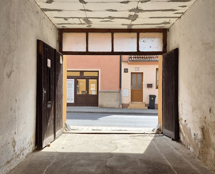 Prodej rodinného domu 240 m², pozemek 1 038 m² - foto 2