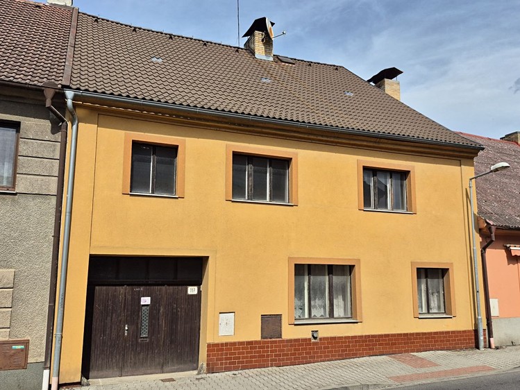 Prodej rodinného domu 240 m², pozemek 1 038 m² - foto 1