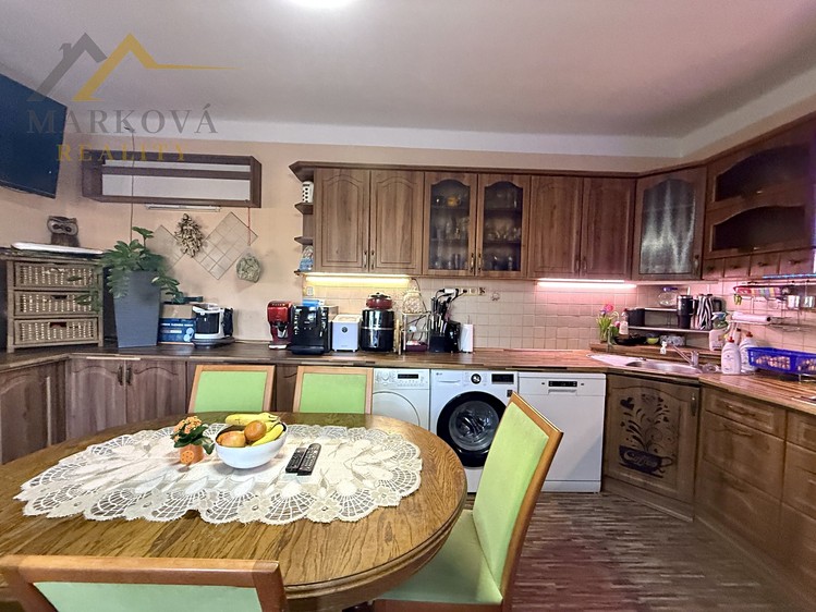 Prodej rodinného domu 234 m², pozemek 1 224 m² - foto 5