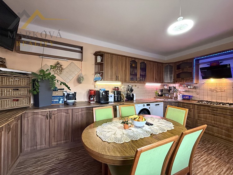 Prodej rodinného domu 234 m², pozemek 1 224 m² - foto 6
