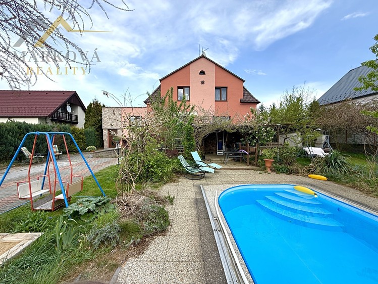 Prodej rodinného domu 234 m², pozemek 1 224 m² - foto 2