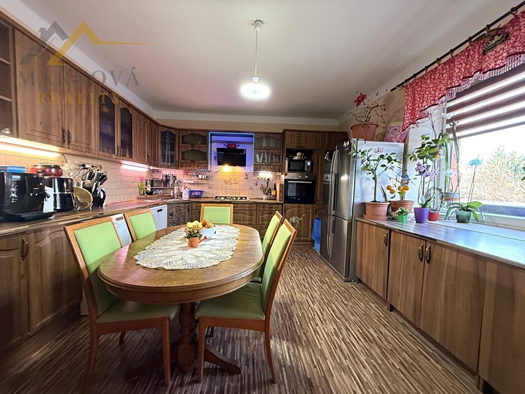Prodej rodinného domu 234 m², pozemek 1 224 m² - foto 4
