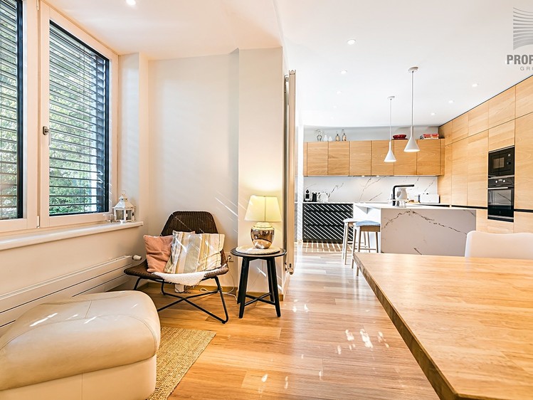Prodej rodinného domu 287 m², pozemek 582 m² - foto 8