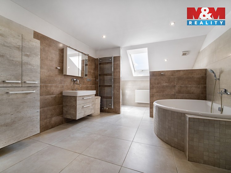Prodej rodinného domu 290 m², pozemek 1 428 m² - foto 2