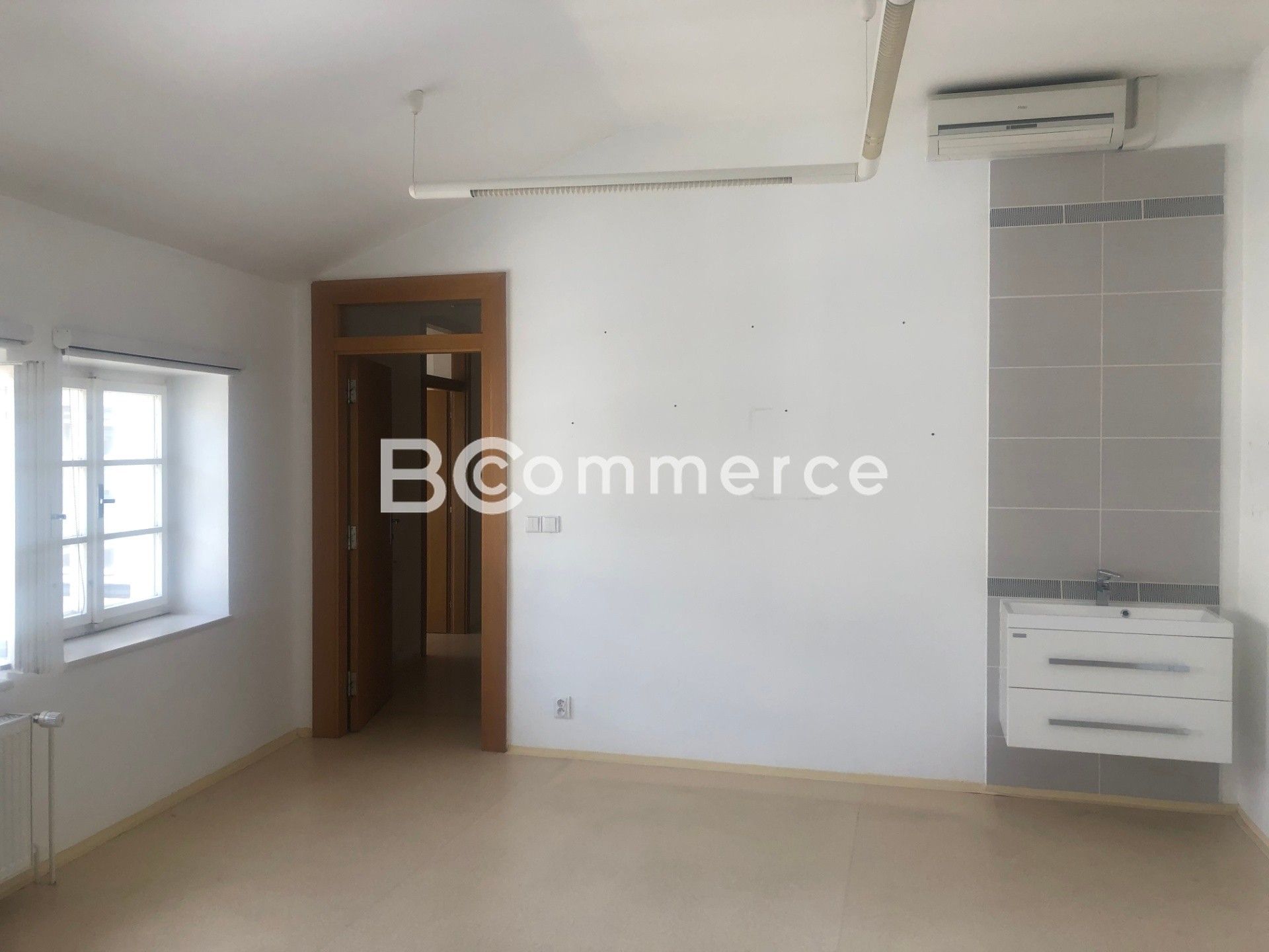 Pronájem komerčního prostoru 99 m² - foto 1