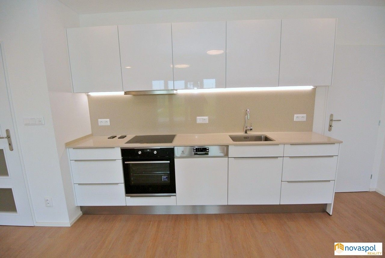 Pronájem bytu 4+kk 145 m² - foto 4